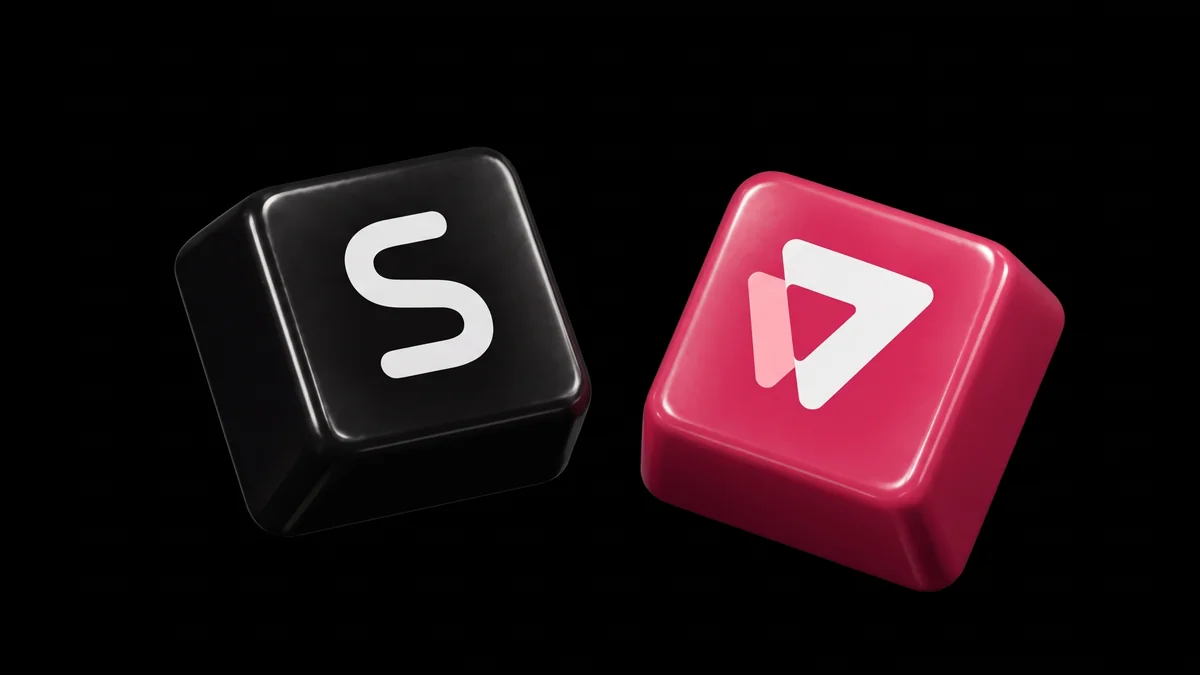 Synerise- und VTEX-Logos auf zwei Tastenkappen — das Synerise-S in Schwarz und die VTEX-Marke in Rot